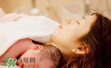 產(chǎn)后皮膚干燥起皮又很癢是怎么回事？生完小孩后皮膚特干怎么辦？