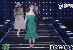 穿著高跟鞋翻跟頭走t臺模特同款綠色裙子是什么牌子？