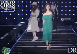 穿著高跟鞋翻跟頭走t臺模特同款綠色裙子是什么牌子？
