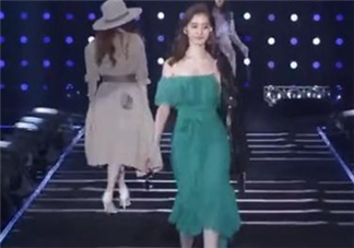 穿著高跟鞋翻跟頭走t臺(tái)模特同款綠色裙子是什么牌子？
