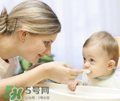嬰兒吃魚肝油能打預(yù)防針嗎？嬰兒吃魚肝油影不影響打預(yù)防針？