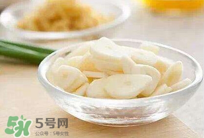 生吃蒜頭有什么好處？生吃蒜頭的功效和作用