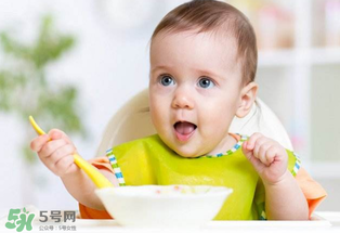 寶寶吃米粉拉綠便便怎么回事？寶寶吃米粉拉綠色要緊嗎？