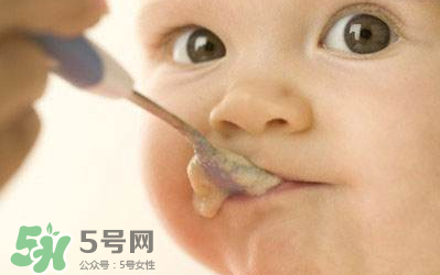 寶寶吃米粉拉綠便便怎么回事？寶寶吃米粉拉綠色要緊嗎？
