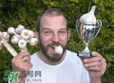 生吃蒜頭有什么好處？生吃蒜頭的功效和作用