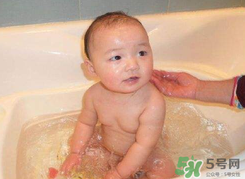 夏天嬰兒洗澡水溫多少度合適？夏天嬰兒洗澡水溫需要多少度？