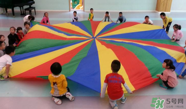 餃子在幼兒園玩的游戲叫什么？彩虹傘的捕魚游戲怎么玩？