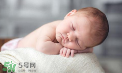 夏天寶寶可以穿開襠褲嗎？寶寶穿開襠褲有什么危害嗎？