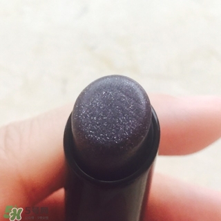 嬌蘭小黑裙007顯色嗎？嬌蘭小黑裙007適合唇色淺的嗎？