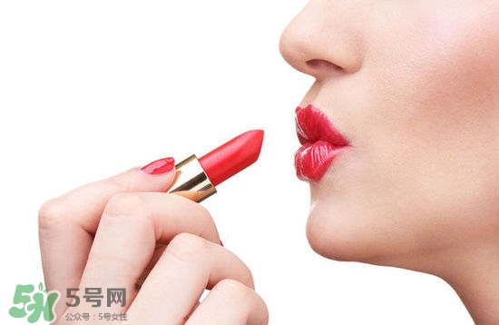 哺乳期能不能涂口紅呢？哺乳期涂口紅對(duì)寶寶有危害嗎？