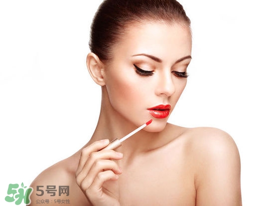 哺乳期能不能涂口紅呢？哺乳期涂口紅對(duì)寶寶有危害嗎？
