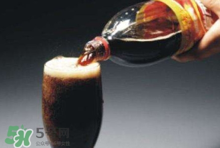為什么喝碳酸飲料打嗝嗆鼻子？碳酸飲料為什么會(huì)冒泡
