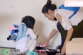 餃子的奶牛背包是什么牌子？寶寶背包應(yīng)該怎么挑選？