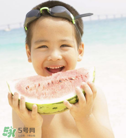 夏天寶寶能不能吃冰西瓜呢？冰西瓜寶寶能吃嗎？