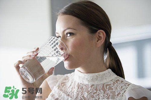 30天不喝飲料，妹子的對(duì)比照令人震驚 喝白開水的好處