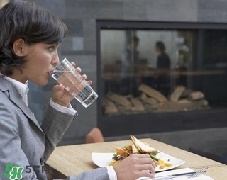 30天不喝飲料，妹子的對(duì)比照令人震驚 喝白開水的好處