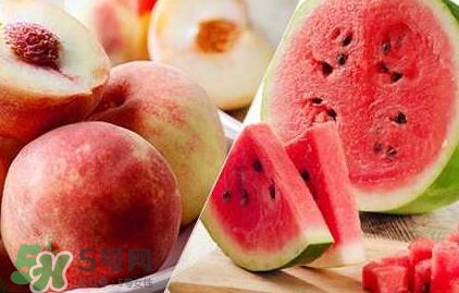 桃子和西瓜一起吃會(huì)中毒嗎？桃子和西瓜能一起吃嗎？