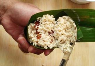 包粽子是生米還是熟米？包粽子的米是煮的還是生的？