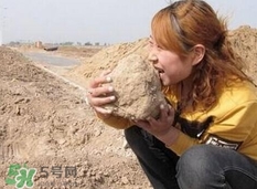 女子30年吃1噸土 異食癖是缺什么？