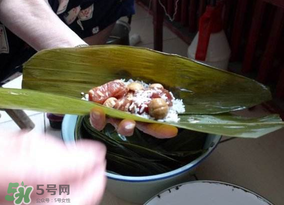 包粽子是生米還是熟米？包粽子的米是煮的還是生的？