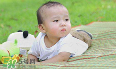夏天寶寶睡覺穿什么好？夏天寶寶睡覺能光著睡嗎？