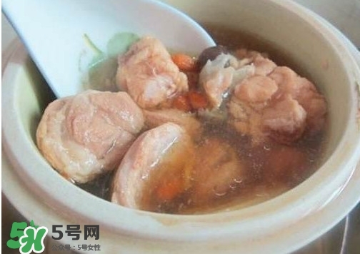鱷魚肉燉湯要去皮嗎？鱷魚肉煲湯新鮮的好還是干的好