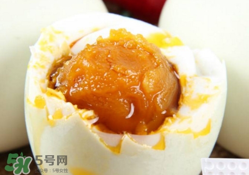 咸鴨蛋為什么會(huì)出油？咸鴨蛋為什么有油