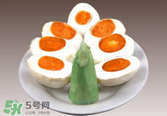 咸鴨蛋放久了還能吃嗎？咸鴨蛋放臭了還能吃嗎？