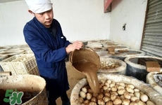 松花蛋是怎么做出來(lái)的？松花蛋的家庭腌制方法