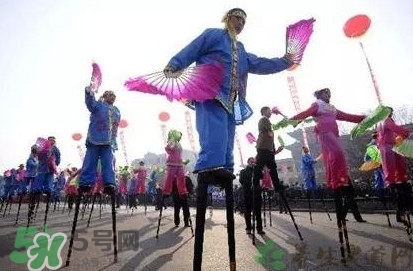 游百病是什么意思？為什么要在端午節(jié)游百?。?></p><p>男女老幼往野外游玩， 穿新衣， 在中午一時左右， 路上山上或樹下擠滿人群，手抱花草， 非?？鞓?。晚上回家將花草和水煮開洗澡，老年人稱為“游百病”及“洗百病”，不出去游百病及洗百病的人，一年到頭就不會獲得吉利。</p><h3>哪些地方舉行游百病</h3><p>“游百病”流行甚廣，在四川、陜西、貴州等地都有較大的影響力，是通過四處游走散步祈求身體健康的一種傳統(tǒng)民俗活動。2013年，四川閬中“游百病”成功申請“中國體育非物質(zhì)文化遺產(chǎn)”，讓全國人民對“游百病”有了初步的了解，但事實(shí)上 ，“游百病”在各地區(qū)是不盡相同的。</p><p>四川閬中市的游百病活動是在每年的正月十六舉行。這一天，家家戶戶都會走到戶外，或游走，或登高，以祈禱來年百病消。</p><p style=
