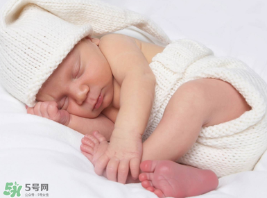 寶寶坐不穩(wěn)的原因 寶寶為什么會(huì)坐不穩(wěn)呢？