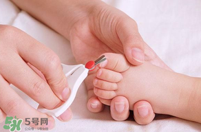 寶寶指甲多久剪一次？寶寶指甲多大可以剪？