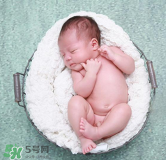 嬰兒吃藥后多久可以吃奶？嬰兒吃藥后多久可以喝奶粉？