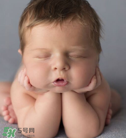 嬰兒吃藥后多久可以吃奶？嬰兒吃藥后多久可以喝奶粉？