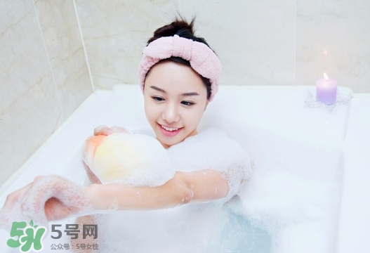 女生洗澡時(shí)會干什么?女生洗澡都會做什么?
