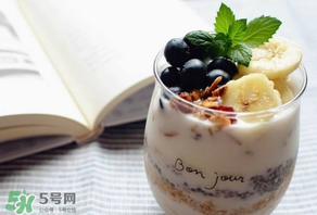 藍(lán)莓和香蕉能一起吃嗎？藍(lán)莓可以和香蕉榨汁嗎？