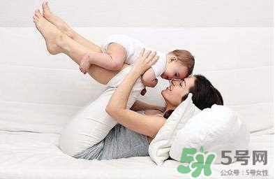 母乳喂養(yǎng)要喂水嗎？純母乳喂養(yǎng)要不要喂水？