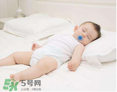 夏天寶寶需要穿襪子睡覺嗎？寶寶夏天睡覺要穿襪子嗎？