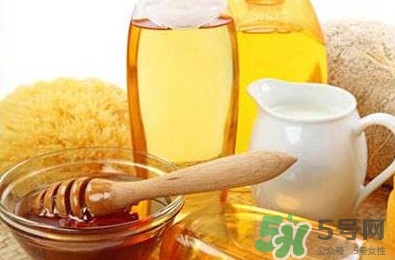吃螃蟹可以喝蜂蜜水嗎？吃螃蟹能喝橙汁嗎？