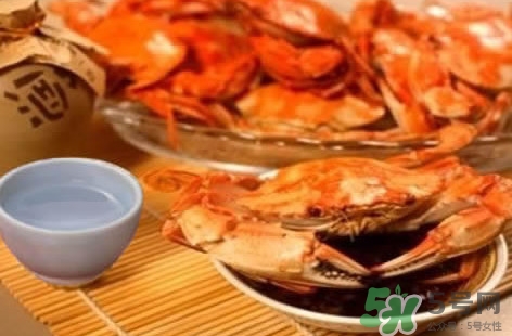 吃花蓋蟹可以喝啤酒嗎？吃花蓋蟹能喝啤酒嗎