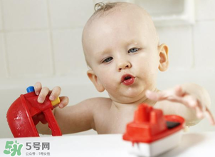 嬰兒浴盆是帶浴網(wǎng)還還是帶浴板好？嬰兒浴盆什么款式好？