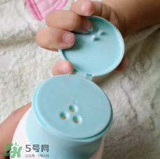 爽身粉可以擦臉上嗎？臉上可不可以涂爽身粉？