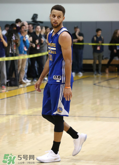 under armour curry 4 low低幫版白金配色上腳怎么樣？