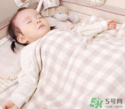 夏天寶寶發(fā)燒能開空調(diào)嗎？寶寶發(fā)燒能不能吹空調(diào)？