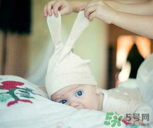 寶寶發(fā)燒是用熱毛巾還是冷毛巾敷？寶寶發(fā)燒用什么毛巾敷？