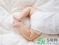 寶寶發(fā)燒是用熱毛巾還是冷毛巾敷？寶寶發(fā)燒用什么毛巾敷？
