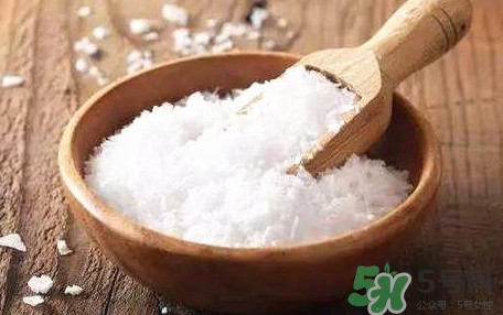 食鹽發(fā)藍(lán)怎么回事？食鹽中一般會(huì)添加什么食品添加劑