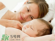寶寶睡覺突然大哭是什么原因？寶寶睡覺大哭正常嗎？