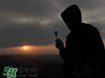 抑郁癥會(huì)導(dǎo)致生活不能自理嗎？抑郁癥會(huì)引起什么病