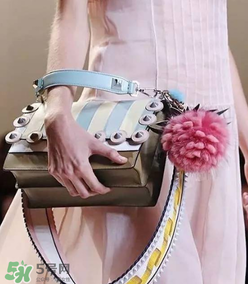 fendi小菠蘿毛球掛件多少錢？芬迪菠蘿毛球價格